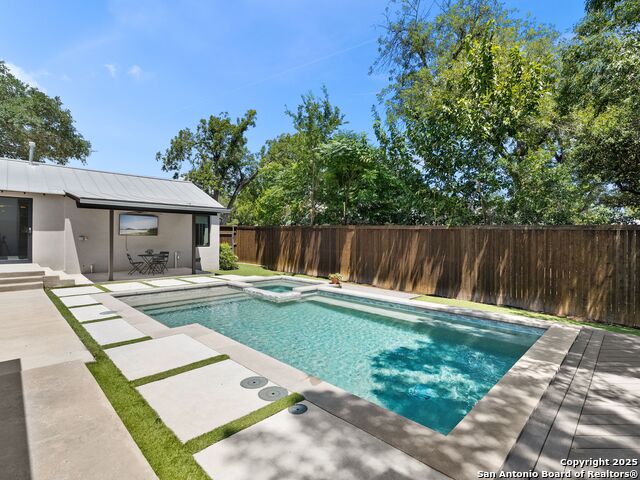 Image 46 of 56 For 144 Oakview Place E