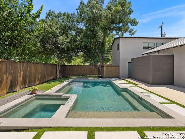 Image 48 of 56 For 144 Oakview Place E