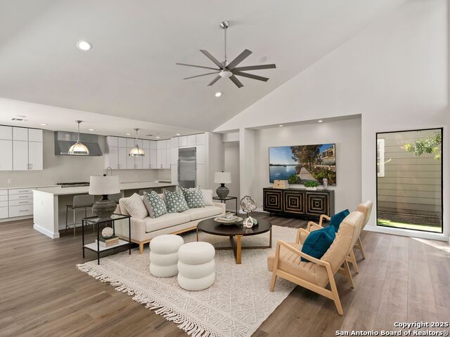 Image 5 of 56 For 144 Oakview Place E