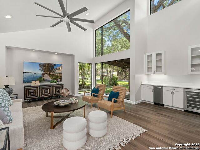 Image 7 of 56 For 144 Oakview Place E