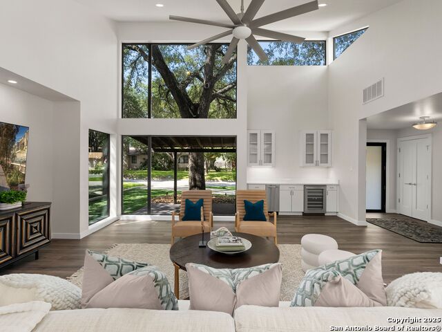 Image 9 of 56 For 144 Oakview Place E