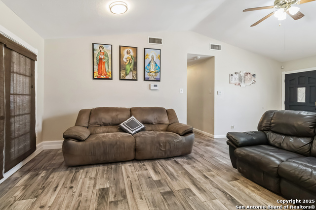 Listing photo id 2 for 5815 Kim Valley