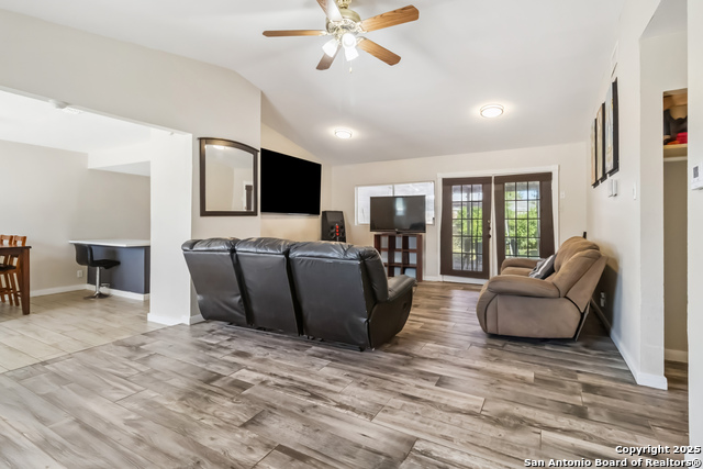 Listing photo id 3 for 5815 Kim Valley