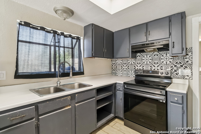 Listing photo id 5 for 5815 Kim Valley