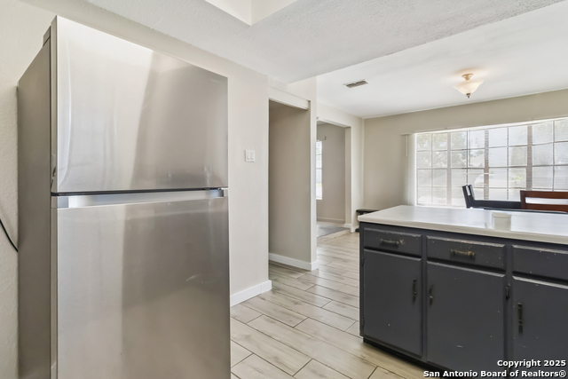 Listing photo id 7 for 5815 Kim Valley
