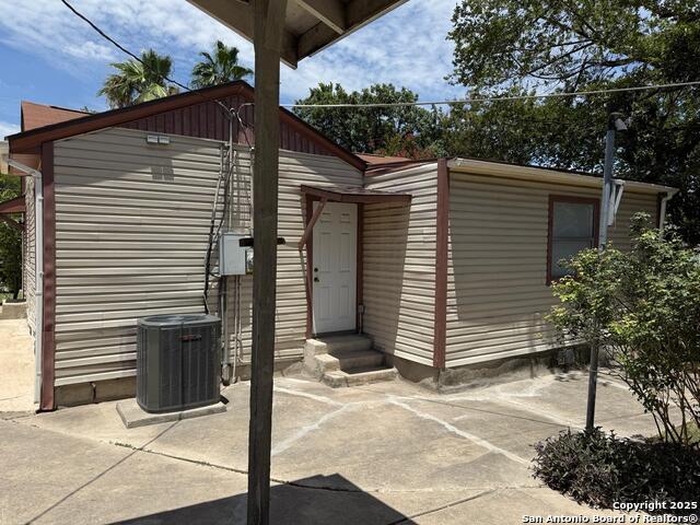 Image 2 of 7 For 1334 W Lullwood Ave  B