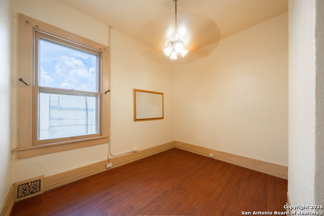 Image 32 of 37 For 109 Woodlawn E