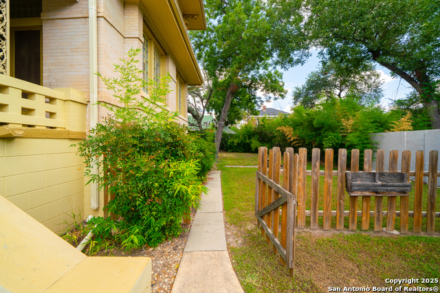 Image 9 of 37 For 109 Woodlawn E
