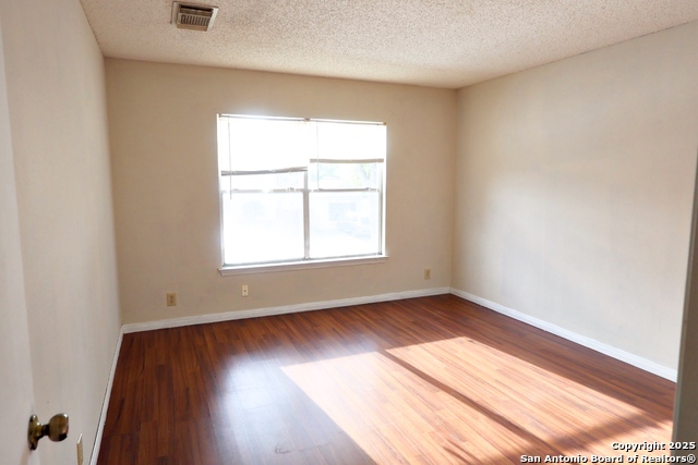 Listing photo id 12 for 3647 Cameron Springs