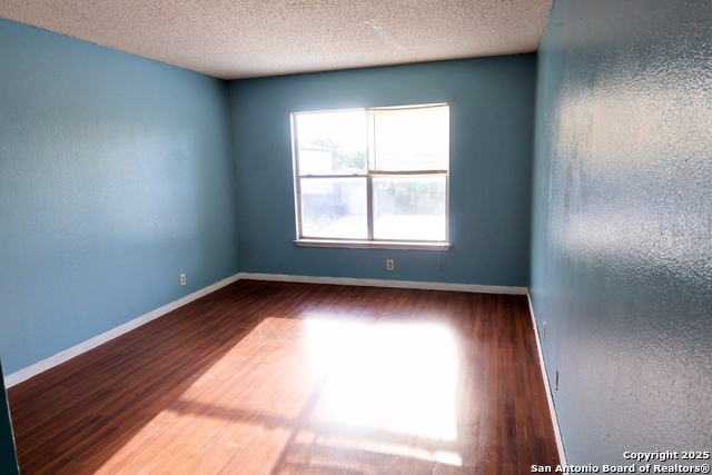 Listing photo id 15 for 3647 Cameron Springs