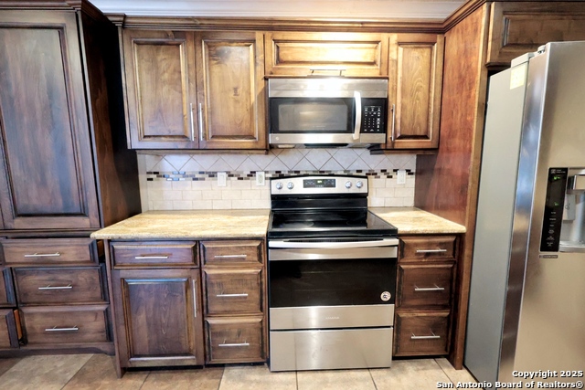 Listing photo id 6 for 3647 Cameron Springs