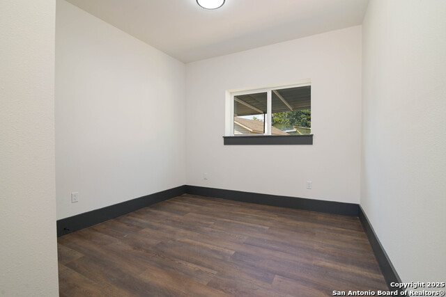 Image 17 of 28 For 207 Loretta Pl