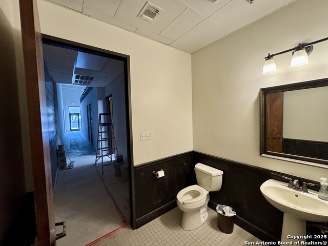 Listing photo id 21 for 12227 Huebner Rd 105
