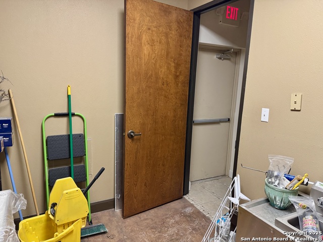 Listing photo id 24 for 12227 Huebner Rd 105