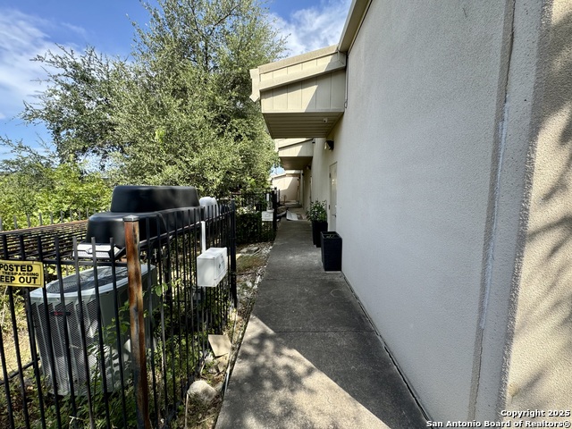 Listing photo id 25 for 12227 Huebner Rd 105