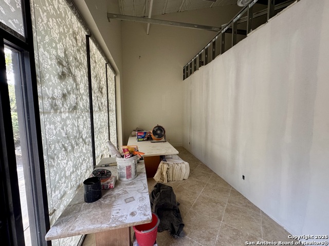 Listing photo id 4 for 12227 Huebner Rd 105