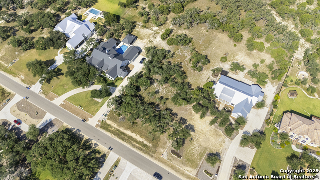 Listing photo id 4 for 918 Maximino Ridge