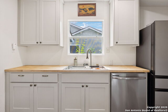 Listing photo id 4 for 119 Colton  