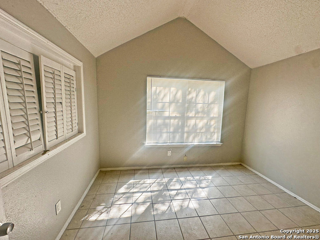 Image 17 of 25 For 7502 Oak Chase  7504