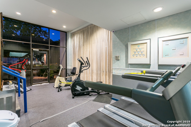 Image 16 of 42 For 7701 Wurzbach Rd 301