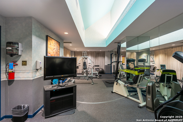 Image 17 of 42 For 7701 Wurzbach Rd 301