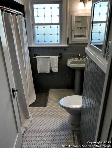 Image 6 of 10 For 609 W Lullwood Ave