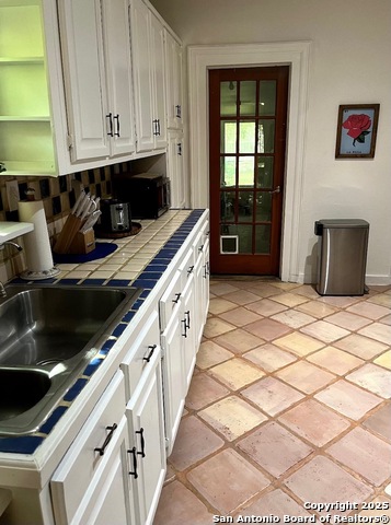 Image 8 of 10 For 609 W Lullwood Ave