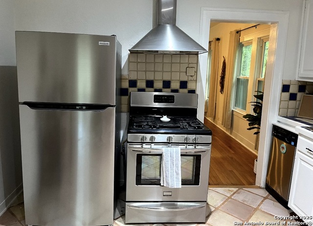 Image 9 of 10 For 609 W Lullwood Ave