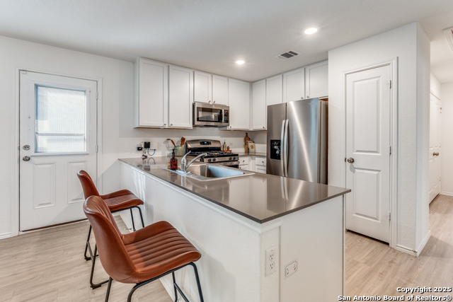 Listing photo id 6 for 12930 Deep Eddy