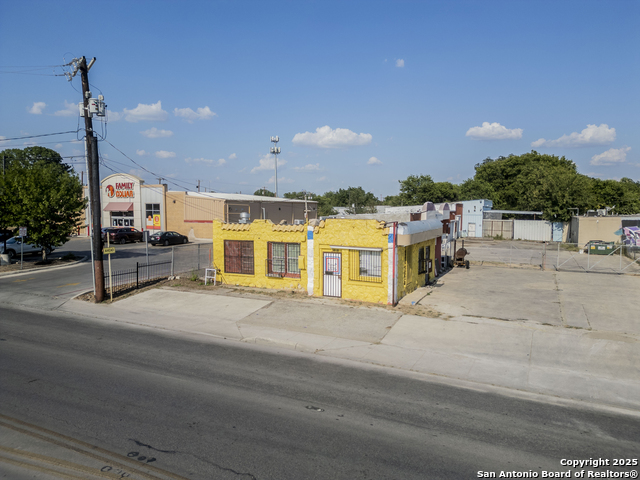 Listing photo id 20 for 1818 Zarzamora