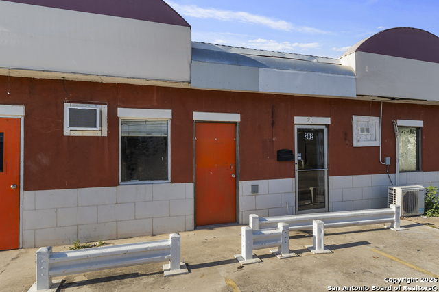 Listing photo id 1 for 1818 Zarzamora