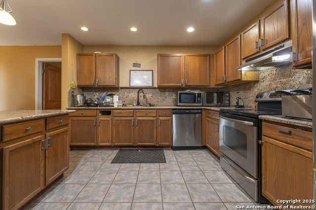 Image 10 of 37 For 4215 Lakebend West