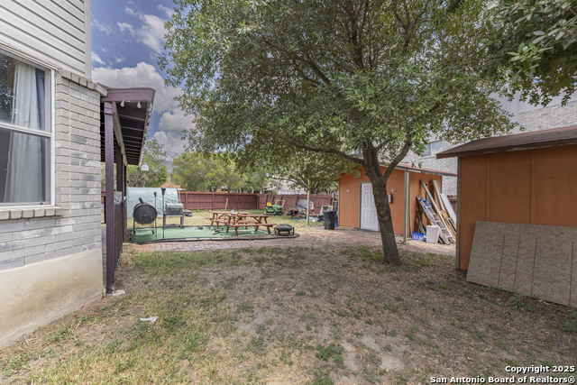 Image 33 of 37 For 4215 Lakebend West