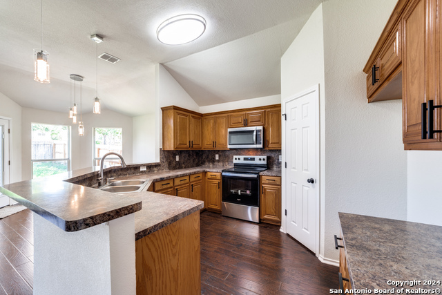 Listing photo id 8 for 9663 Emerald Place