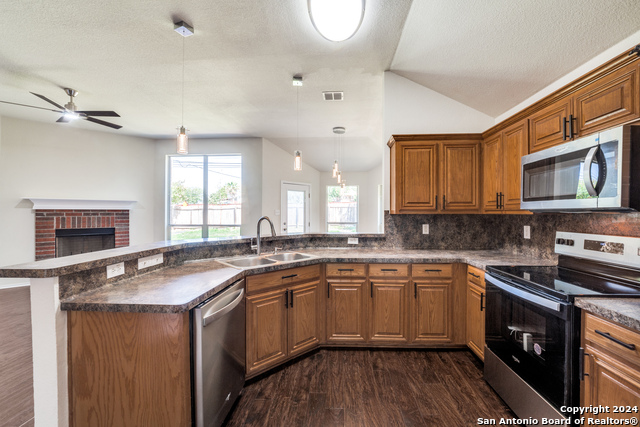 Listing photo id 9 for 9663 Emerald Place