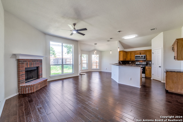 Listing photo id 3 for 9663 Emerald Place