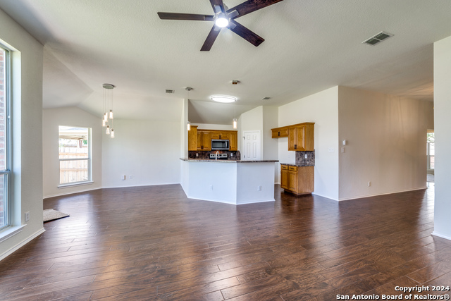Listing photo id 4 for 9663 Emerald Place
