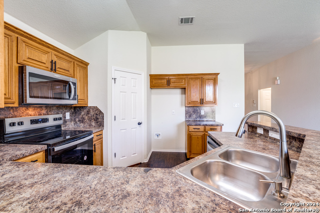 Listing photo id 7 for 9663 Emerald Place