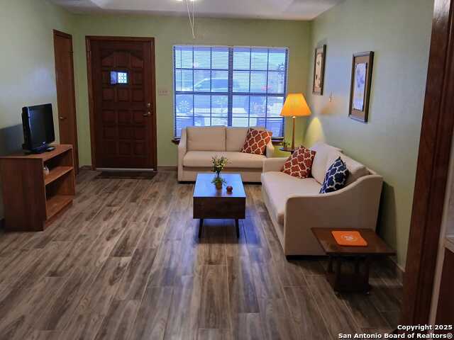 Listing photo id 2 for 1816 Polk Street