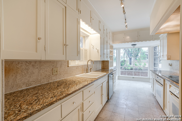 Image 18 of 36 For 248 Summit Ave E