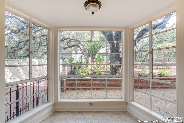 Image 20 of 36 For 248 Summit Ave E