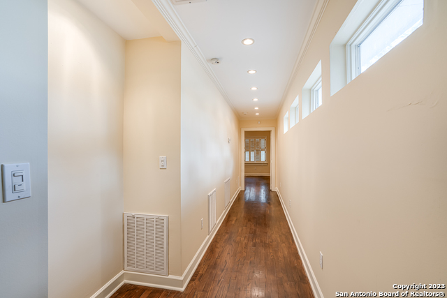 Image 25 of 36 For 248 Summit Ave E