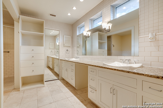 Image 29 of 36 For 248 Summit Ave E