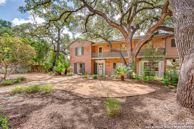 Image 3 of 36 For 248 Summit Ave E