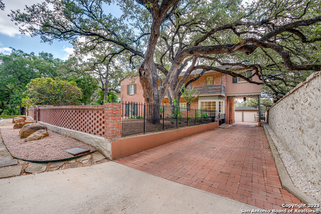 Image 4 of 36 For 248 Summit Ave E