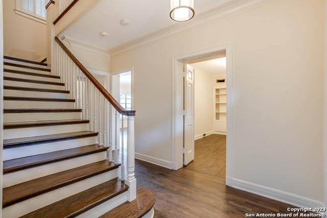 Image 8 of 36 For 248 Summit Ave E