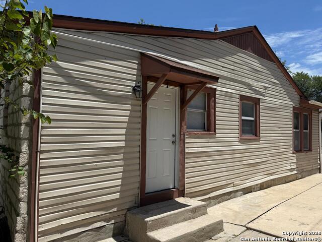 Image 4 of 19 For 1334 W Lullwood Ave  A