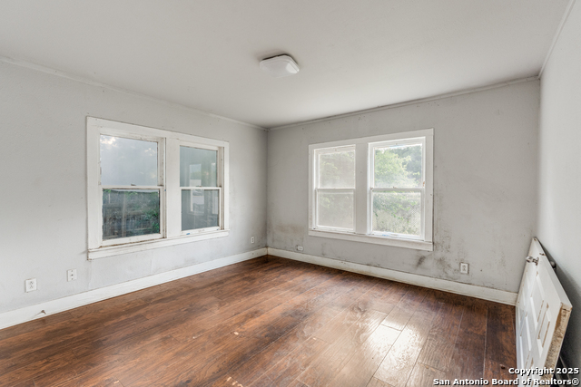 Image 12 of 25 For 712 Austin S