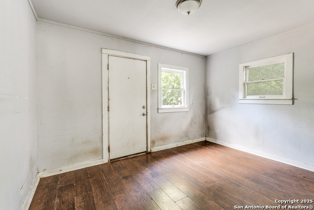 Image 13 of 25 For 712 Austin S