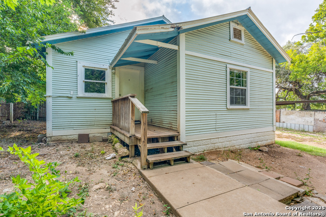 Image 18 of 25 For 712 Austin S